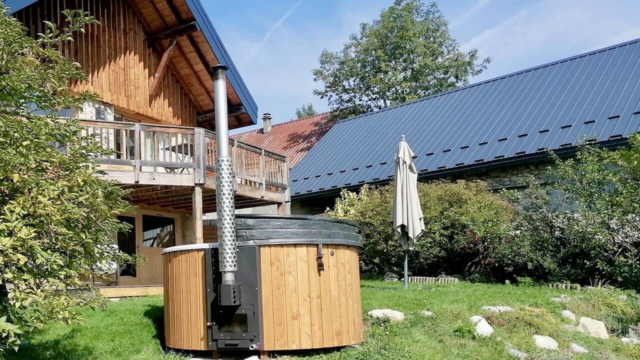 Bain nordique en bois dans un jardin, pour se baigner même en hiver